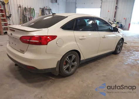 2015 Ford Focus Titanium z USA, uszkodzony, nr VIN 1FADP3J27FL280611